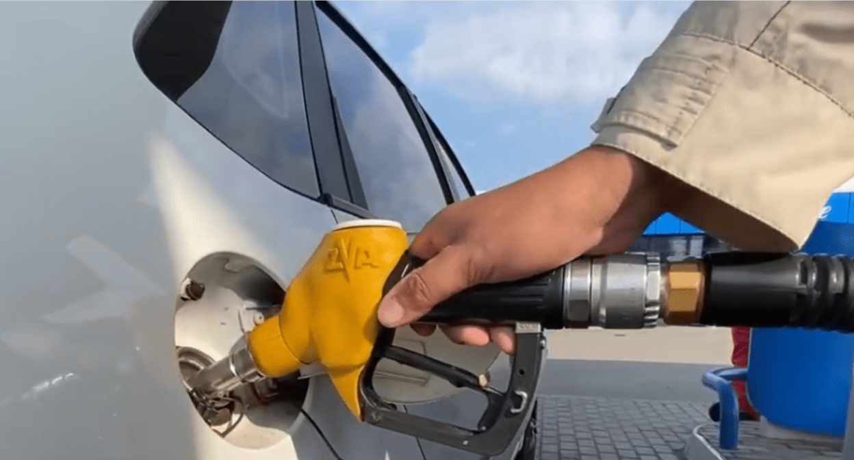 Заправка автомобиля. Стоп-кадр видео https://vk.com/video-52931166_456239473