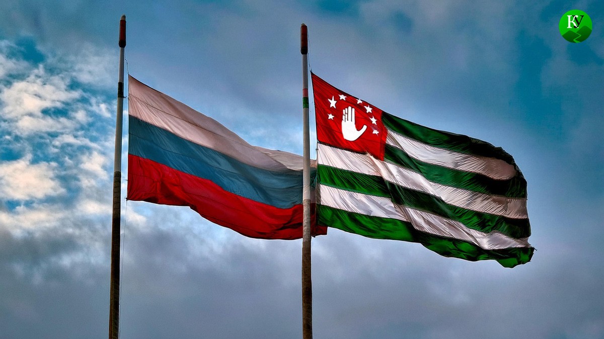 Флаги России и Абхазии. Иллюстрация создана "Кавказским узлом" с помощью ИИ в программе Photoshop