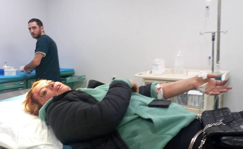 Журналистка «ТВ Пирвели» Мариам Гаприндашвили получила тяжелую травму головы, когда вела прямой репортаж с акции протеста возле парламента, она сейчас находится в больнице. Фото JAMnews предоставлено телеканалом Журналистка «ТВ Пирвели» Мариам Гаприндашвили получила тяжелую травму головы, когда вела прямой репортаж с акции протеста возле парламента, она сейчас находится в больнице. Фото JAMnews предоставлено телеканалом