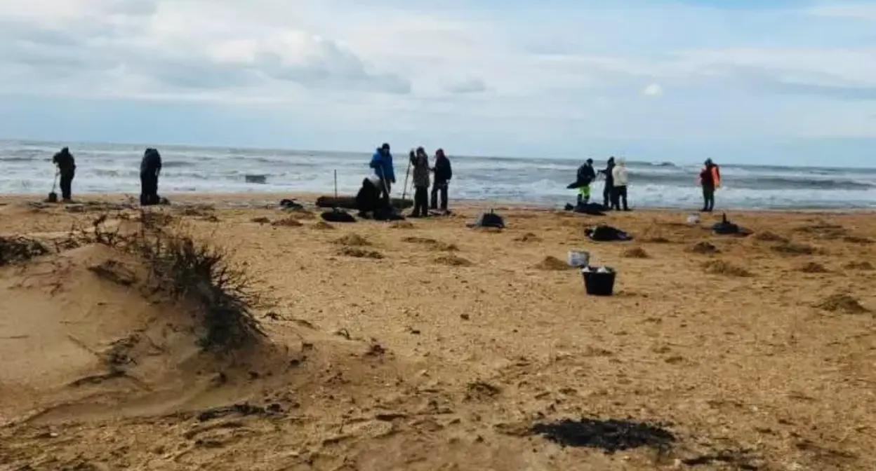 Уборка последствий разлива мазута в Краснодарском крае. 18 декабря 2024 года. Фото: оперштаб, Краснодарский край