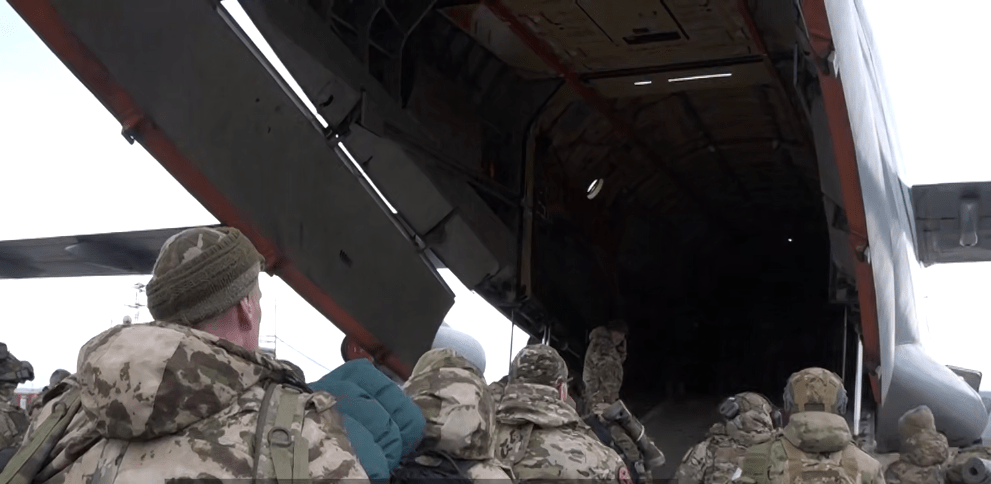 Бойцы в аэропорту Грозного. Стоп-кадр видео из Telegram-канала Рамзана Кадырова от 24.01.25, https://t.me/RKadyrov_95/5443.

