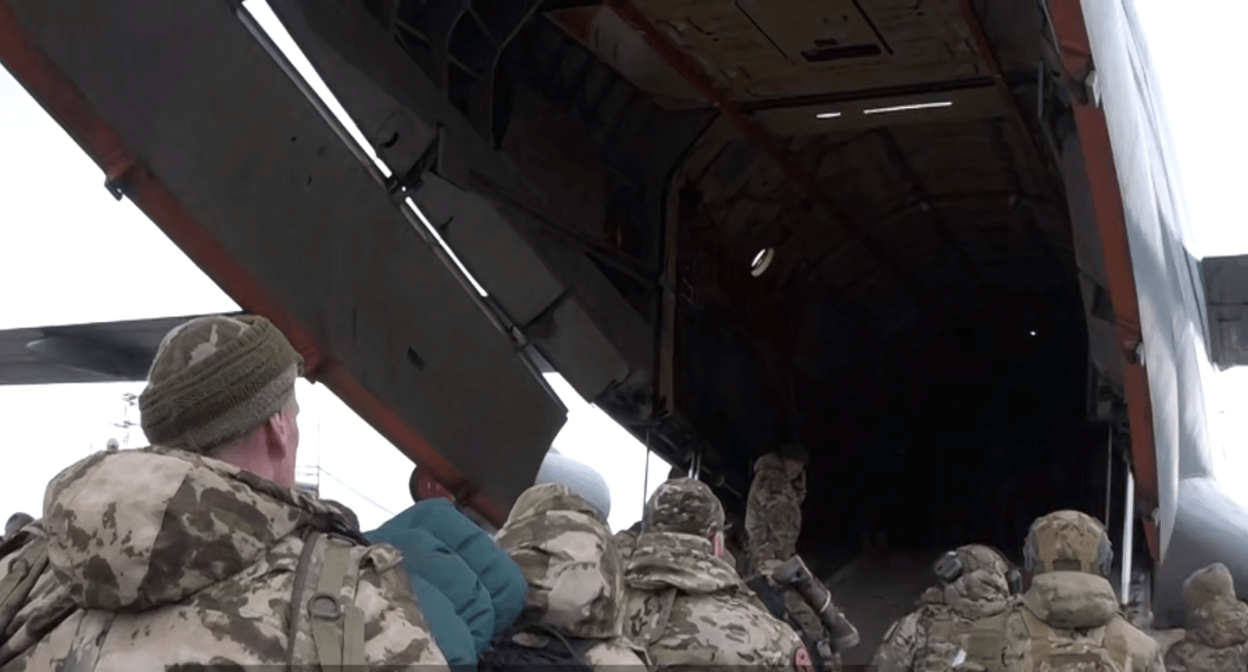 Бойцы в аэропорту Грозного. Стоп-кадр видео из Telegram-канала Рамзана Кадырова от 24.01.25, https://t.me/RKadyrov_95/5443.

