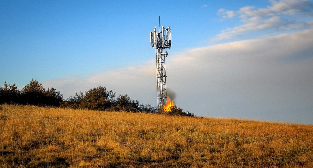 Горит вышка сотовой связи. Иллюстрация создана «Кавказским узлом» с помощью ИИ в программе Photoshop
