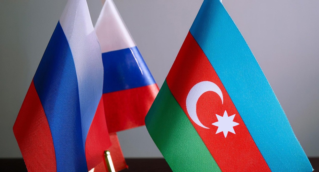 Флаги России и Азербайджана. Иллюстрация создана "Кавказским узлом" с помощью ИИ в программе Photoshop

