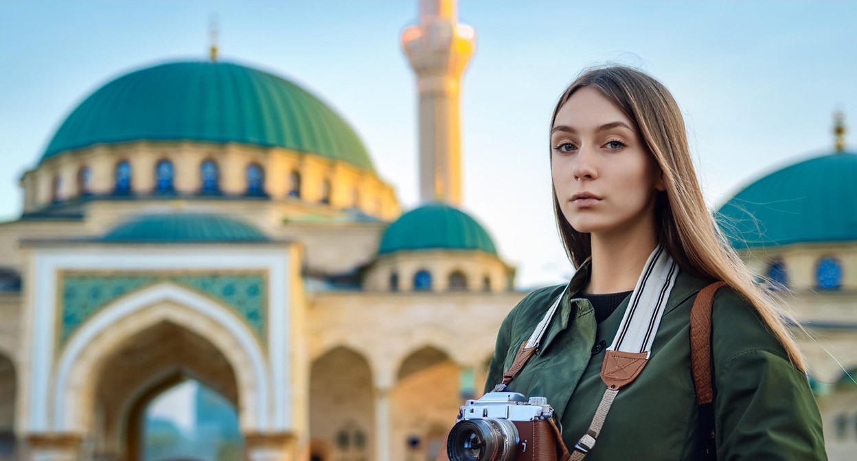 Турист на фоне мечети. Иллюстрация создана «Кавказским узлом» с помощью ИИ в программе Photoshop

