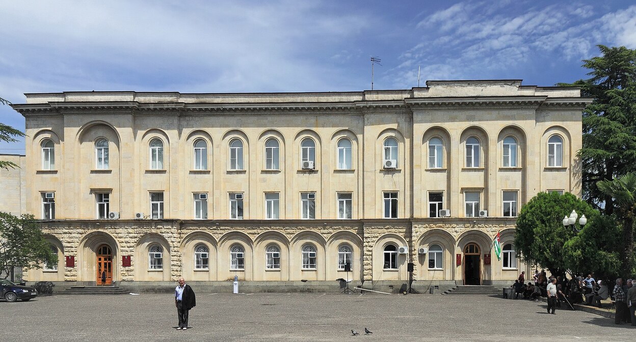 Резиденция правительства Абхазии. Фото: Hons084 / Wikimedia Commons https://ru.wikipedia.org Резиденция правительства Абхазии. Фото: Hons084 / Wikimedia Commons https://ru.wikipedia.org
