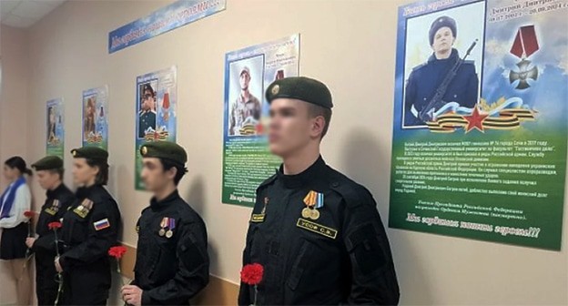 Cтена памяти в сочинской гимназии №76 с фотографиями Андрея Чепака и Сергея Коваленко.
Фото: пресс-служба администрации Сочи