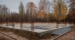 Застройка в парке. Иллюстрация создана «Кавказским узлом» с помощью ИИ в программе Photoshop