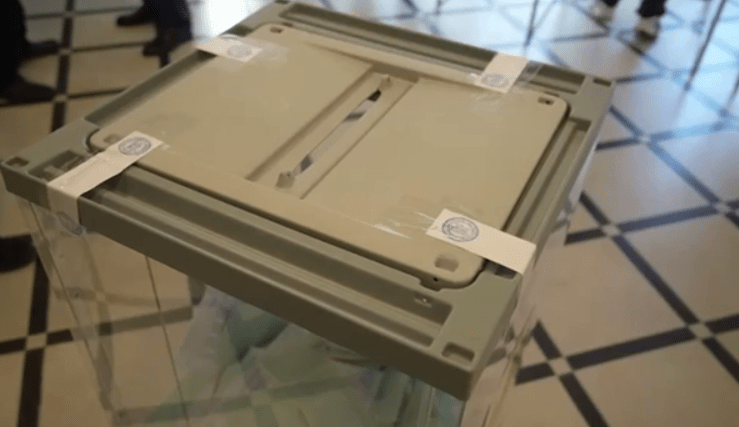 Избирательная урна на участке в Черкесске. Стоп-кадр видео "Спутник Абхазия" от 15.02.25, https://t.me/SputnikAbkhazia/26209

