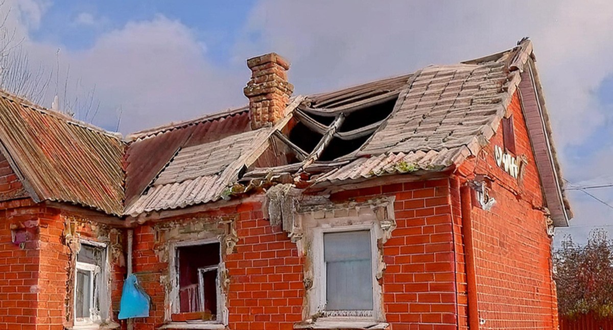 Дом, поврежденный БПЛА. Иллюстрация создана "Кавказским узлом" с помощью ИИ в программе Photoshop