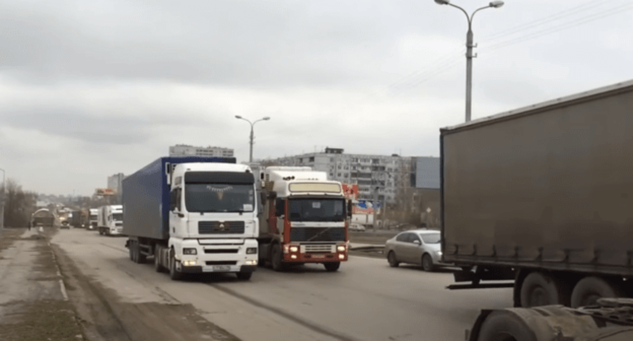 Фуры протестующих дальнобойщиков в Волгограде. Скриншот видео https://youtu.be/SjCnyTbO0Go