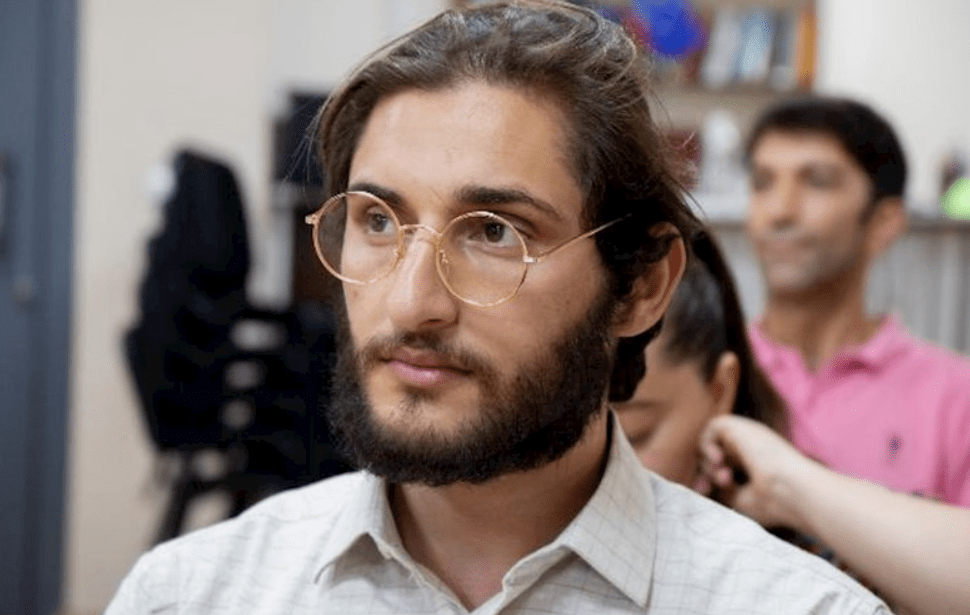 Нурлан Гахраманлы. Скриншот фото https://www.yeniavaz.com/az/news/222220/evden-aparanda-da-prokurorluqda-olanda-da-doyduler-nurlan-libre.