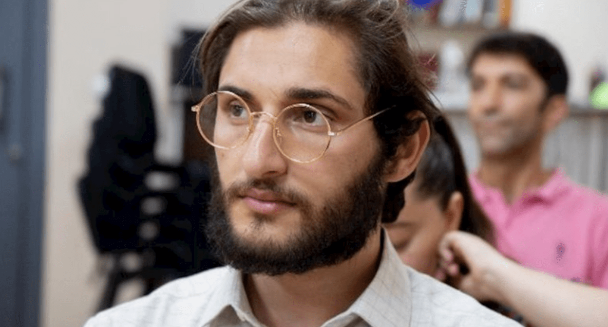 Нурлан Гахраманлы. Скриншот фото https://www.yeniavaz.com/az/news/222220/evden-aparanda-da-prokurorluqda-olanda-da-doyduler-nurlan-libre.