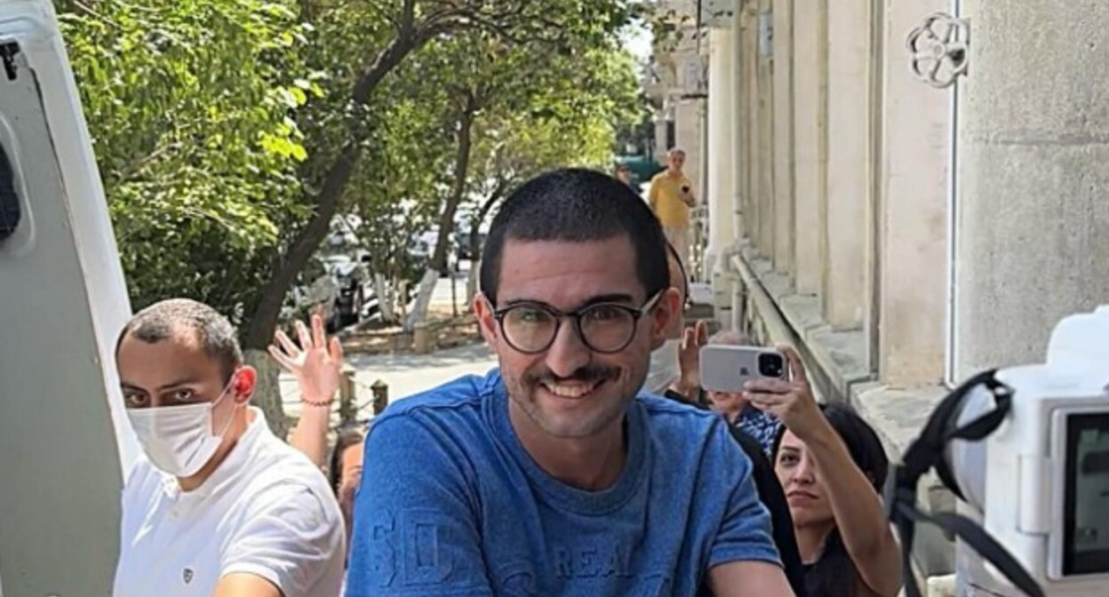 Бахруз Самедов у здания суда в Баку 5 сентября 2024 года. Скриншот со страницы журналистки Ульвии Али в Facebook (деятельность компании Meta, которая владеет Facebook, запрещена в России).
