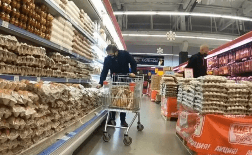 В магазине. Стоп-кадр видео c сайта "Первого канала", https://www.1tv.ru/news/2020-12-20/398810-v_produktovyh_magazinah_menyayut_tsenniki?nw=1608724249000
