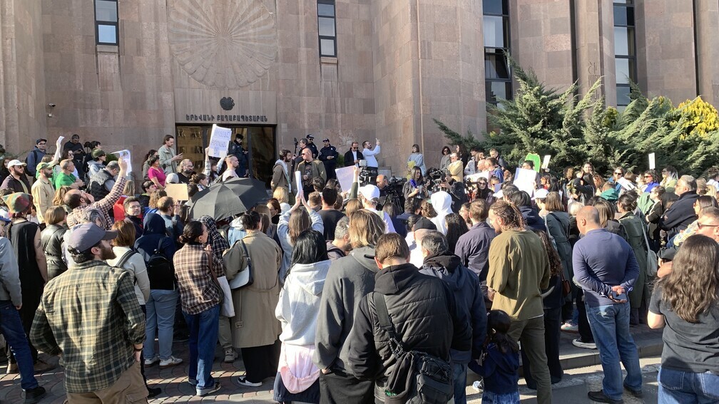 Участники акции у здания мэрии Еревана. Фото Тиграна Петросяна для "Кавказского узла".