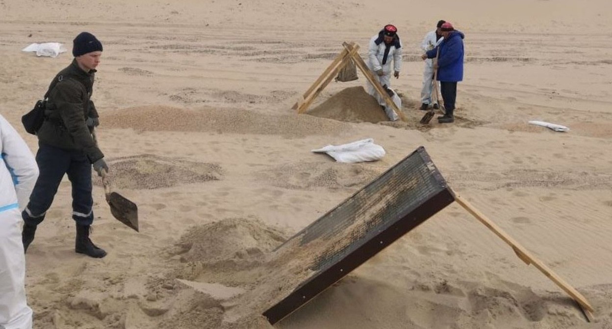 Участники уборки мазута с пляжа. Фото из телеграм-канала оперштаба Кубани https://t.me/opershtab23/12956