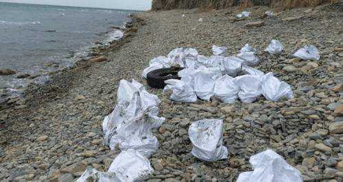 Мешки с мазутом на анапском пляже. Скриншот фото из Telegram-канала "Новости Анапы" от 25.03.25, https://t.me/AnapaNowosti/59014