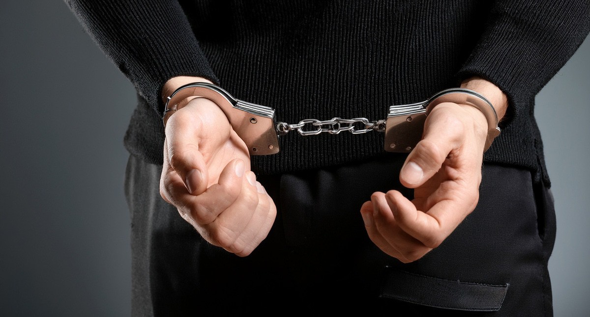 Мужчина в наручниках. Иллюстрация создана «Кавказским узлом» с помощью ИИ в программе Photoshop