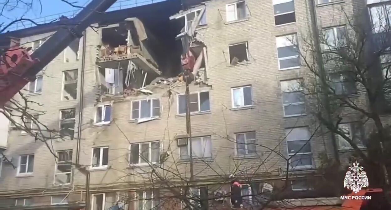 Поврежденный дом в Белореченске. Фото: МЧС России/Telegram