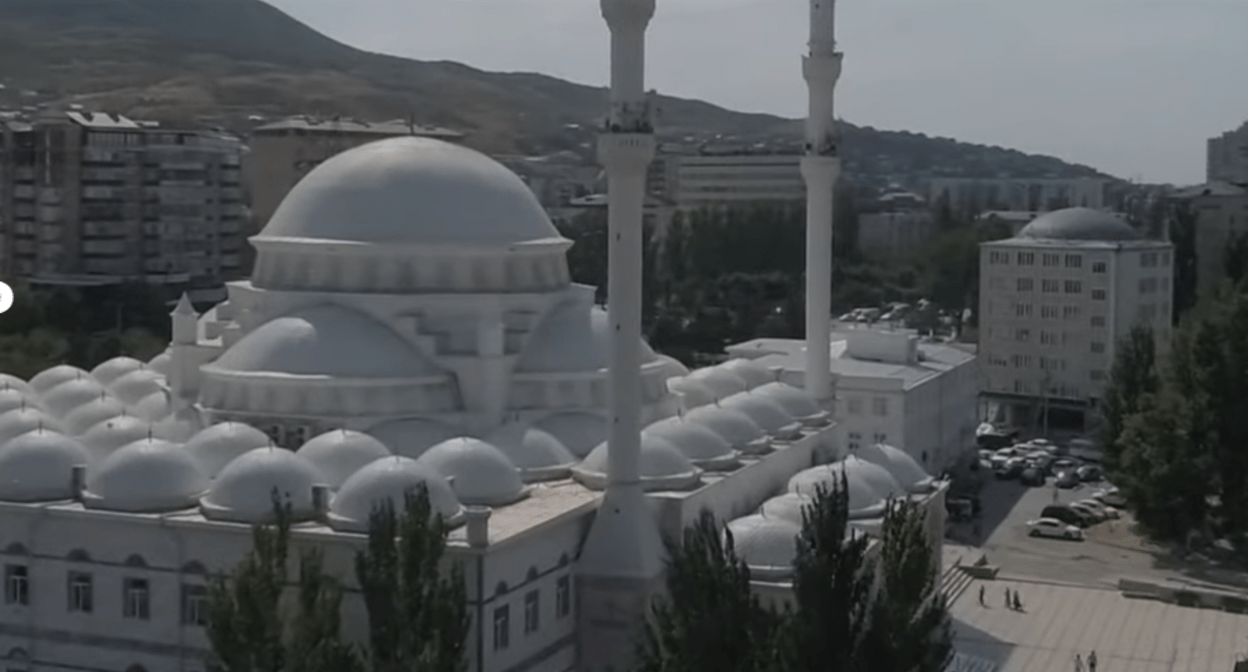 Центральная джума-мечеть Махачкалы. Скриншот видео с сайта мечети, https://masdjid.ru/