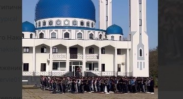 Праздничный намаз на площади перед Соборной мечетью в Майкопе. Кадр видео телеграм-канала "Типичная Адыгея" https://t.me/typical_01/25795