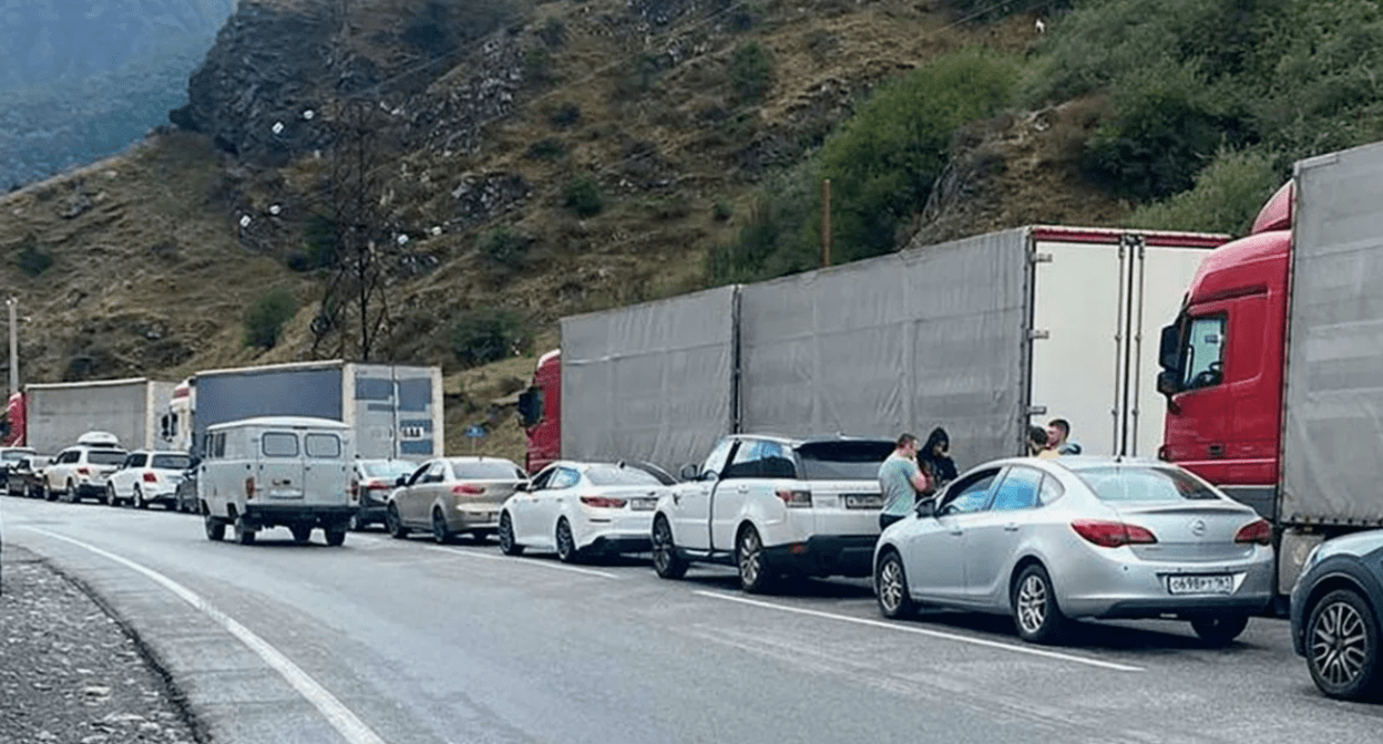 Пробка на КПП "Верхний Ларс". Скриншот фото https://marja.az/storage/thumbnail/thumbnail/cdn/2022/sentyabr/27/avtomobiller.jpg