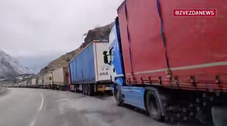 Очередь из машин перед КПП "Верхний Ларс". Кадр видео из телеграм-канала Zvezdanews https://t.me/zvezdanews/154373