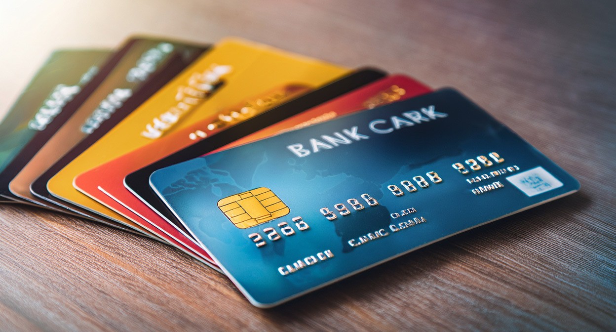 Банковские карты. Иллюстрация создана "Кавказским узлом" с помощью ИИ в программе Photoshop