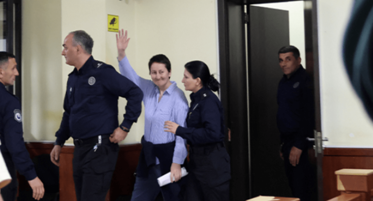 Мзию Амаглобели заводят в суд. Скриншот фото "Батумелеби",https://batumelebi.netgazeti.ge/news/567709/ от 31.03.25