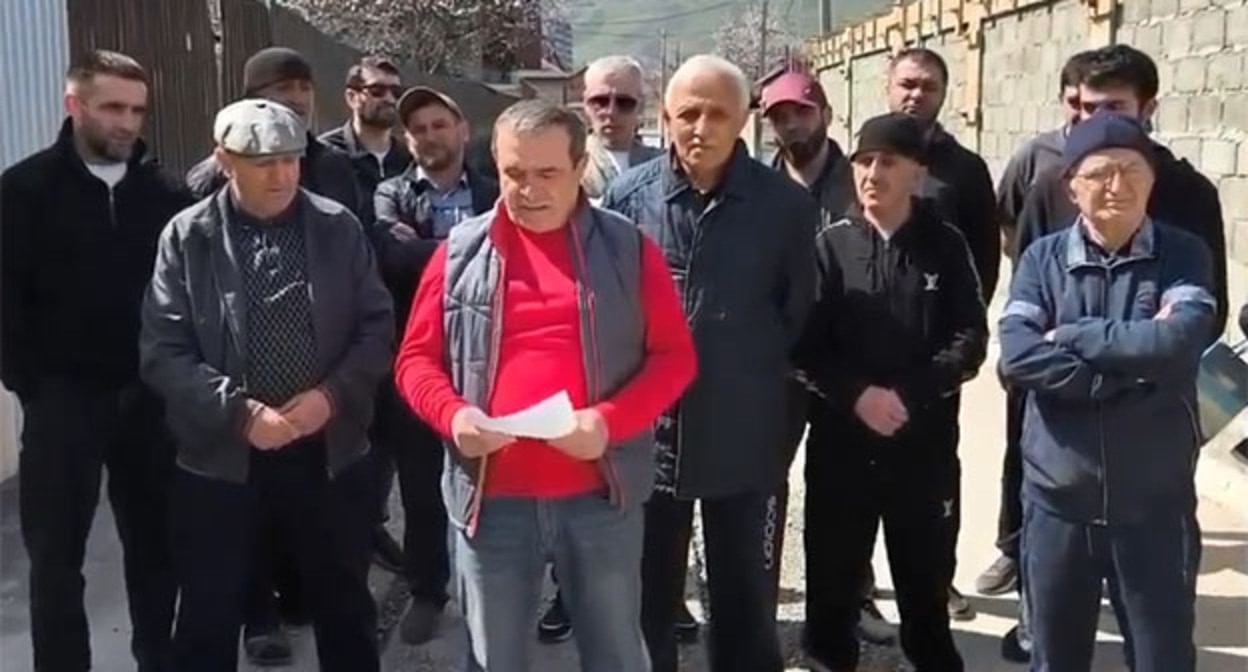 Кадр видео обращения жителей микрорайона Газораспределитель в Махачкале. 31 марта 2025 г. Скриншот видео жителей микрорайона