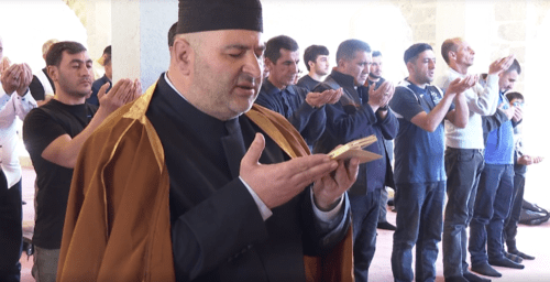 Праздничный намаз в Шуше. Стоп-кадр видео "Азертадж" от 30.03.25, https://azertag.az/ru/xeber/v_shushe_sovershen_prazdnichnyi_namaz_video-3479027.