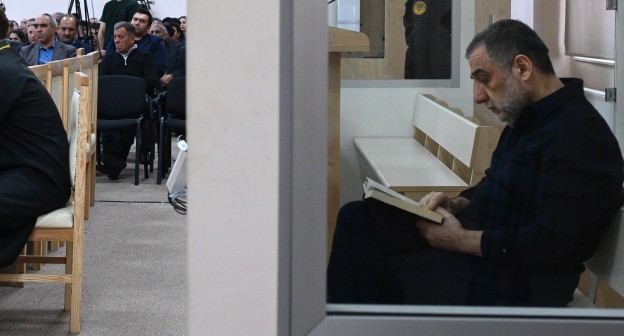 Рубен Варданян во время заседания суда 1 апреля. Фото агентства "Азертадж"
azertag.az/ru/xeber/na_sude_nad_rubenom_vardanyanom_poterpevshie_dali_pokazaniya_i_otvetili_na_voprosy-3481859 