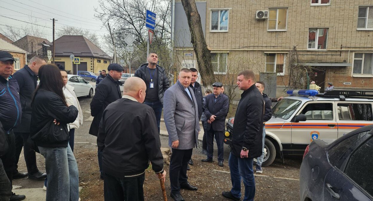 Жильцы пострадавшего дома и представители местной администрации возле дома, попавшего под атаку БПЛА. Скриншот публикации в телеграм-канале главы Таганрога Светланы Камбуловой https://t.me/KambulovaSvetlana/5176