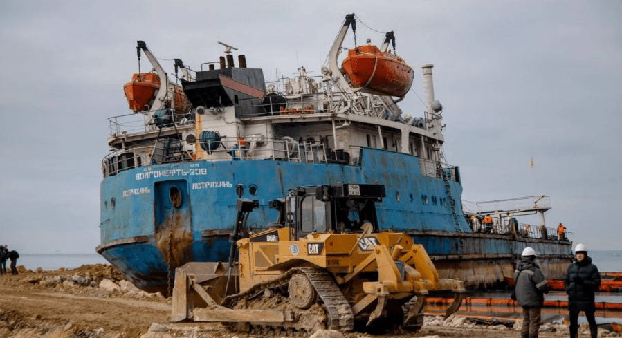 Кормовая часть танкера "Волгонефть-239". Скриншот фото из Telegram-канала оперштаба Краснодарского края от 15.01.25, https://t.me/opershtab23/10534.