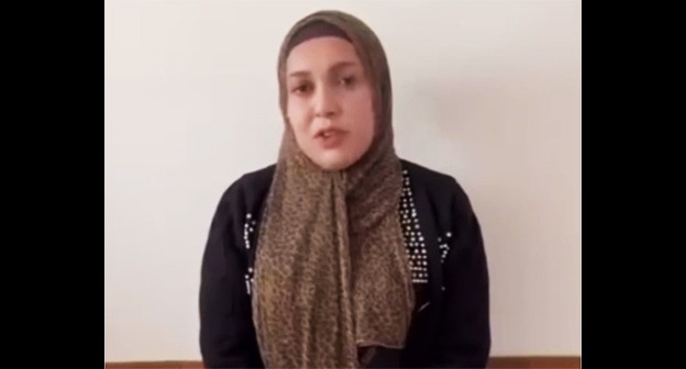 Жительница Ставрополья извинилась за попрошайничество в Назрани. 1 апреля 2025 г. Скриншот видео t.me/serdalo_ingushetii/54970 принадлежит компании Meta деятельность которой запрещена в России