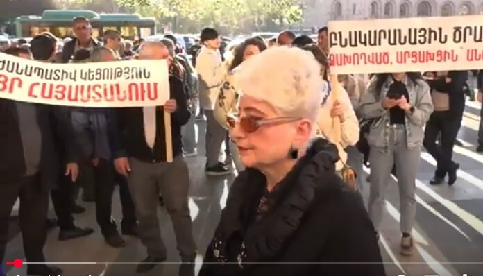 Протестная акция карабахских беженцев в Ереване. 3 апреля 2025 года. Стоп-кадр видео https://www.youtube.com/watch?v=fQZ0jG-2wvw