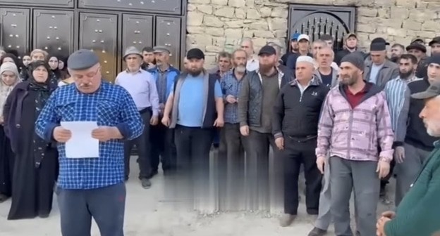 Жители Гулли обращаются к Меликову. Кадр видео "Дагестан Сегодня" www.youtube.com/watch?v=UItv9DUnx7k