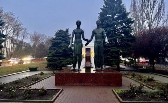 Памятник "Клятва юности" в Таганроге. Фото: https://www.panram.ru/news/society/v-taganroge-vandaly-oskvernili-pamyatnik-klyatva-yunosti-srazu-posle-restavratsii/