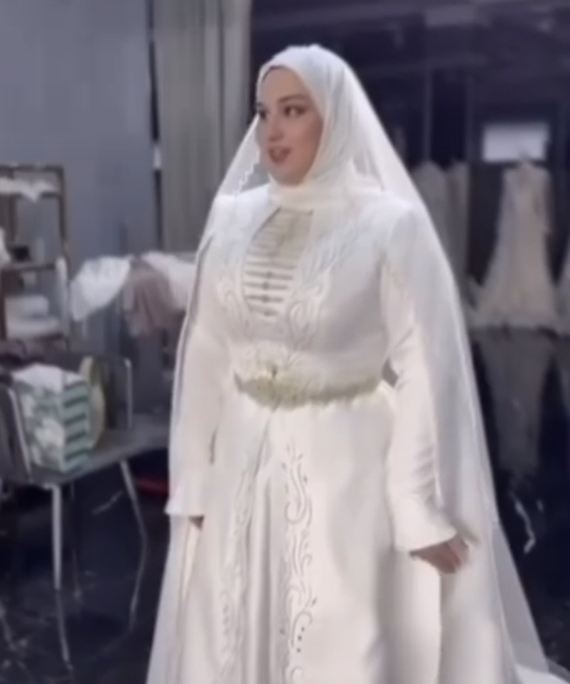 Зарифа Саутиева в свадебном платье. Кадр видео The Magas Times https://www.facebook.com/watch/?v=638937919064280