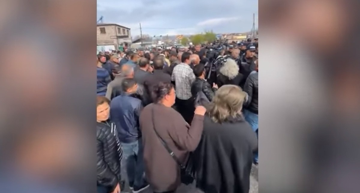 Участники акции протеста в Армении. 5 апреля 2025 года. Кадр видео News.am https://www.youtube.com/watch?v=UuXQUgWGIRk