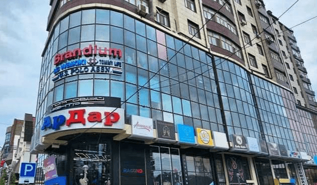 ТЦ "Ардар" в Махачкале. Скриншот фото из Telegram-канала РГВК "Дагестан" от 05.04.25, https://t.me/RGVKDAGESTAN/37107.