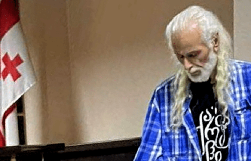 Темур Катамадзе в суде. Скриншот фото "Батумелеби" от 01.04.25, https://batumelebi.netgazeti.ge/slideshow/567774/.