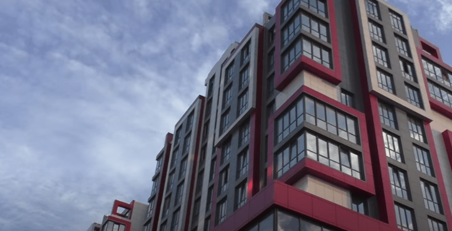 Недостроенный дом по улице Московской в Нальчике. Стоп-кадр видео "Кавказского узла", https://www.youtube.com/watch?v=Cnj26P_rGaI&t=71s