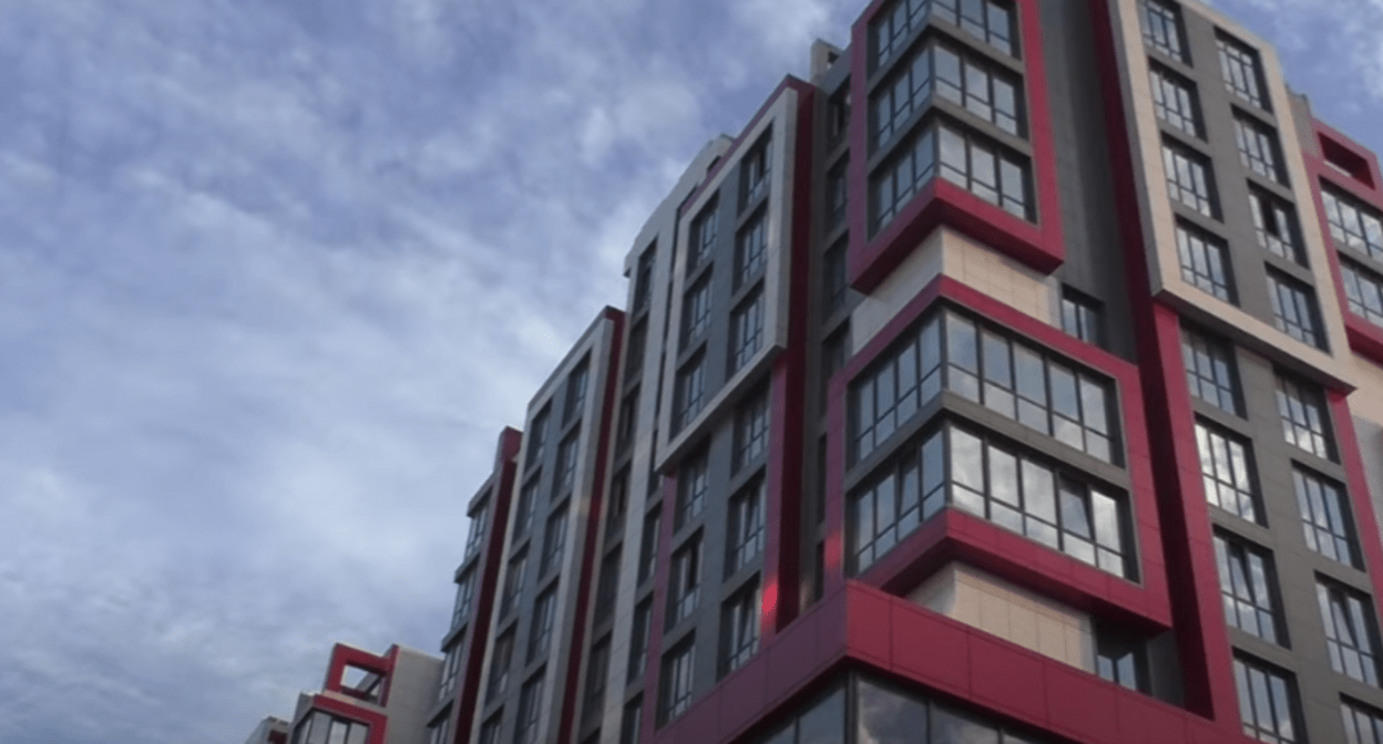 Недостроенный дом по улице Московской в Нальчике. Стоп-кадр видео "Кавказского узла", https://www.youtube.com/watch?v=Cnj26P_rGaI&t=71s