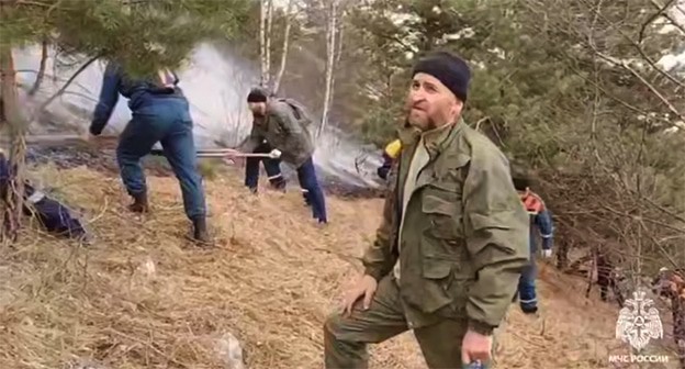 Тушение лесного пожара. 8 апреля 2025 г. Скриншот видео https://t.me/mchsdagestan/13829