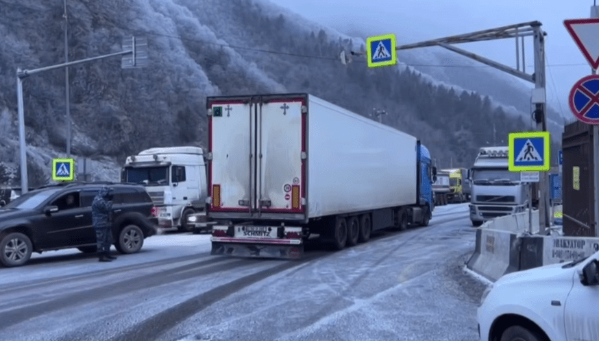 Машины на "Верхнем Ларсе". Стоп-кадр видео МЧС России от 18.02.25, https://t.me/mchs_official/27095