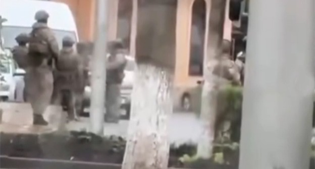 Задержание имамов. 10 апреля 2025 г. Скриншот видео https://www.instagram.com/p/DIQ24c9NrkD/ принадлежит компании Meta деятельность которой запрещена в России