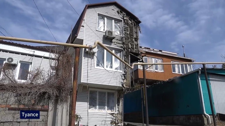 Пострадавший при атаке БПЛА 26 февраля дом в Туапсе. Кадр видео из телеграм-канала депутата Сергея Алтухова https://t.me/sergey_altukhov/4569