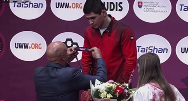 Чермен Валиев во время награждения. 10 апреля 2025 г. Скриншот видео https://t.me/mash_gor/7617